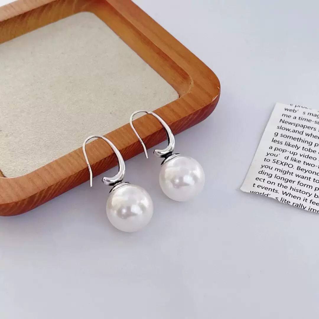 Royal Charm Pearl Stud Earrings